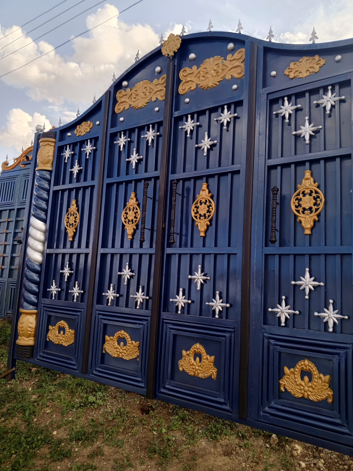 Secure metallic gate