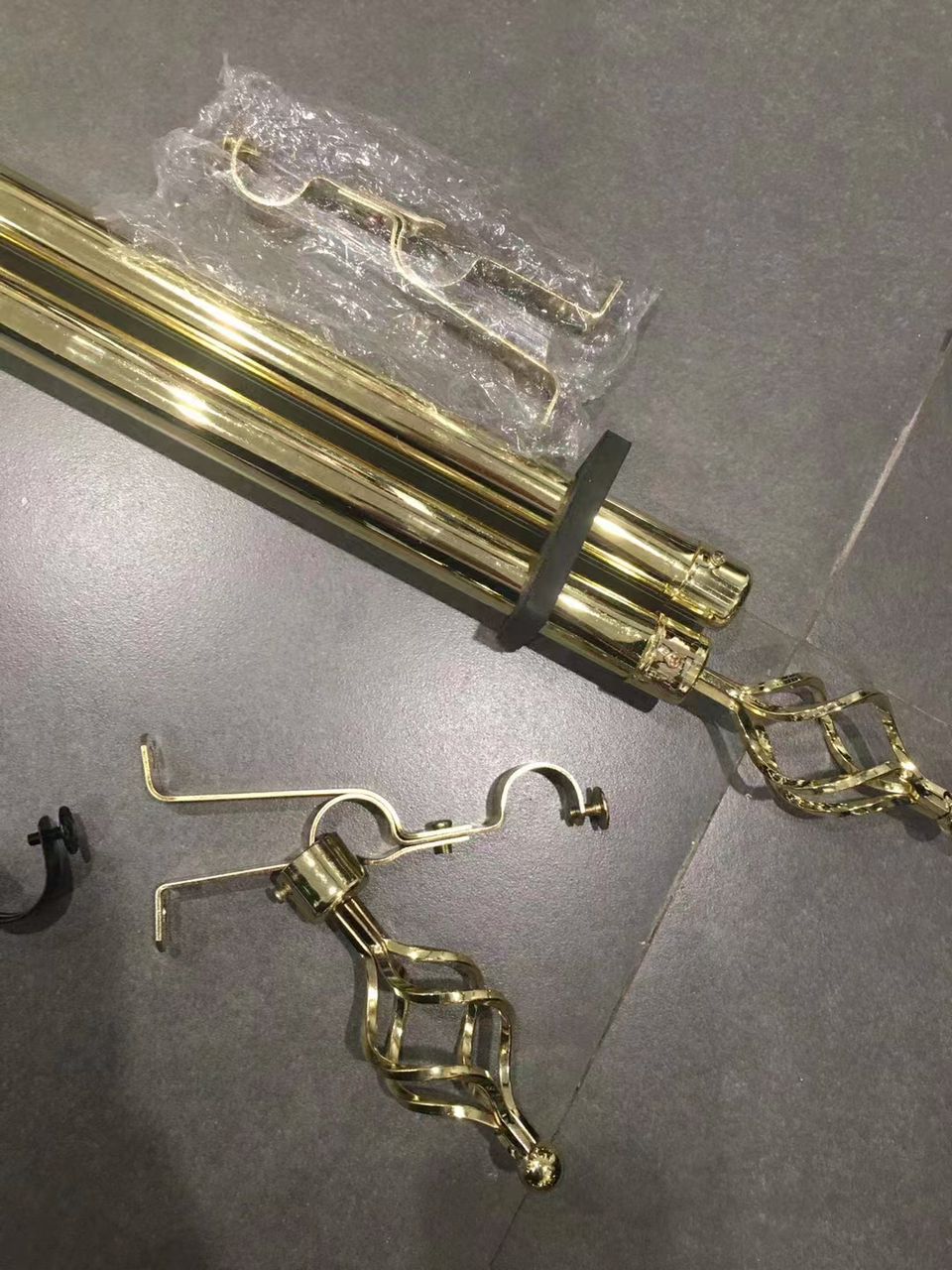 Adjustable curtain rod