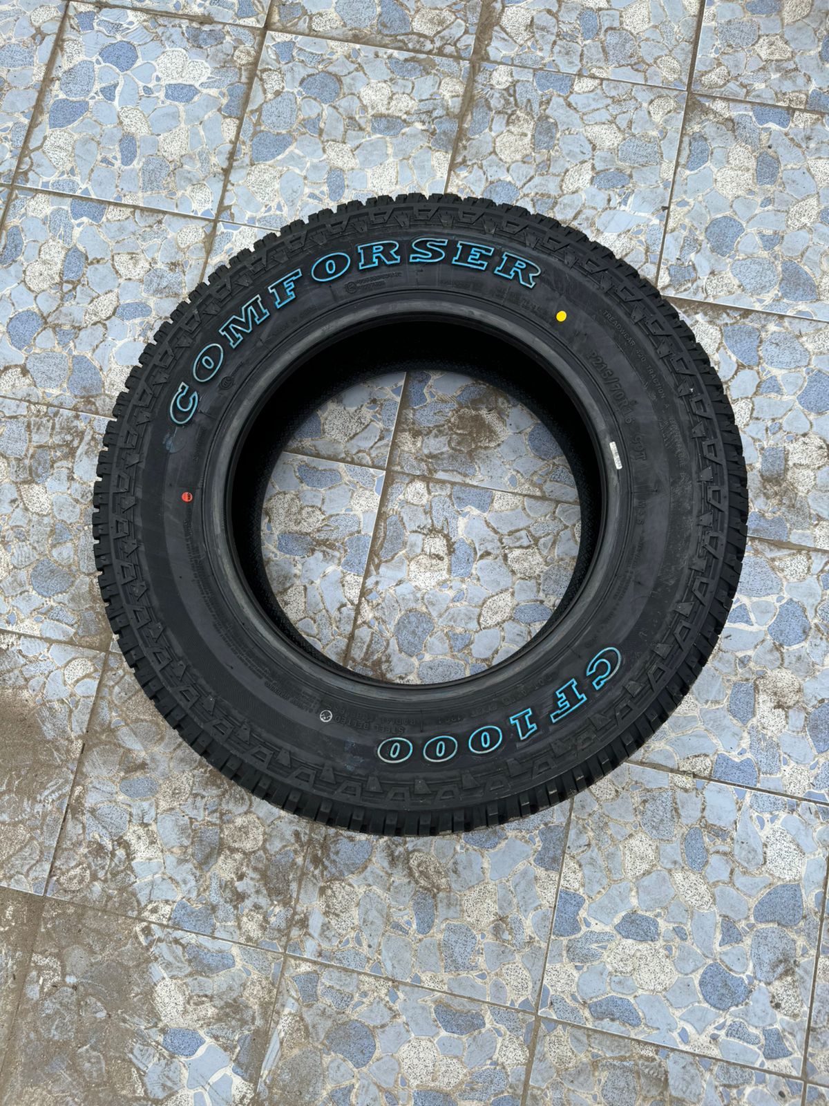 215/70R16 comforser CF 1000