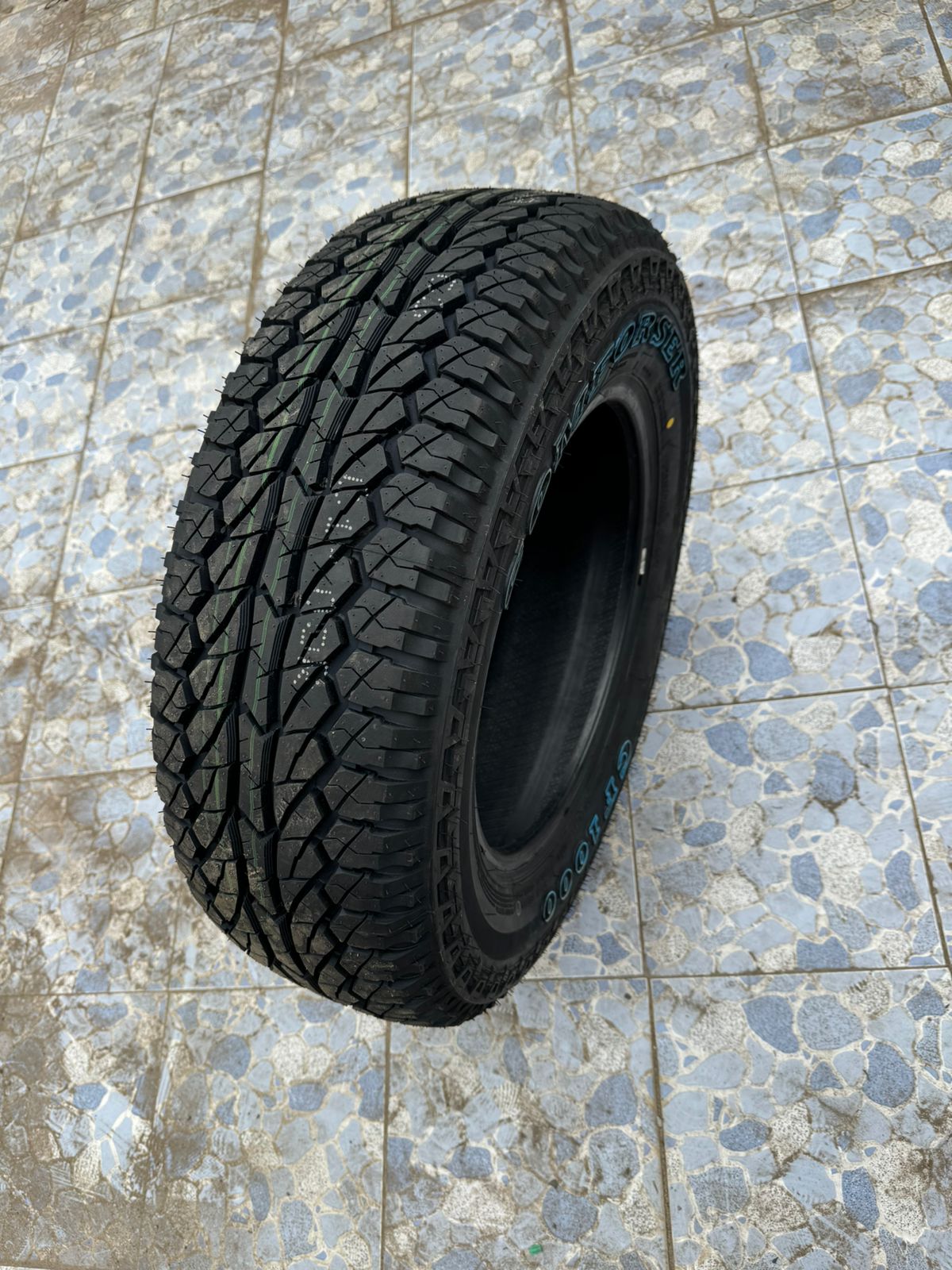 215/70R16 comforser CF 1000