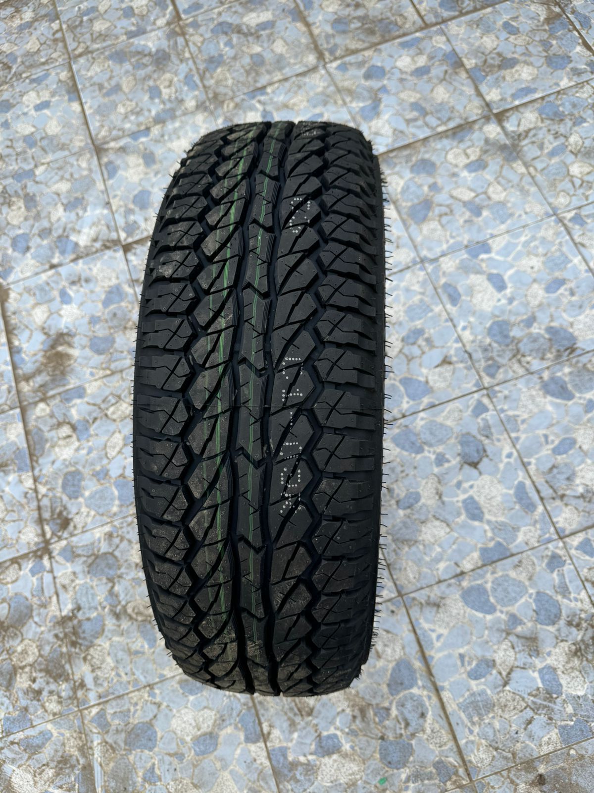 215/70R16 comforser CF 1000