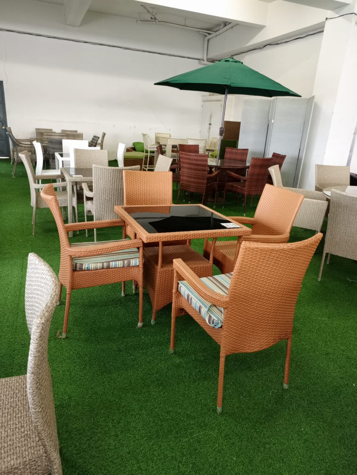 Rattan 4 seaters outdoor dining table