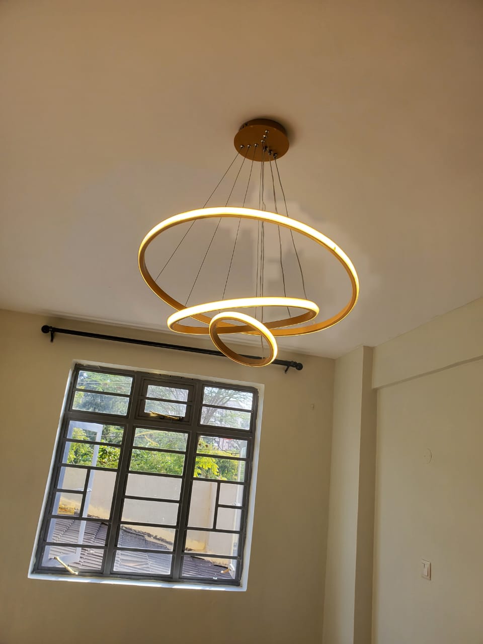 Elegant recoil chandelier