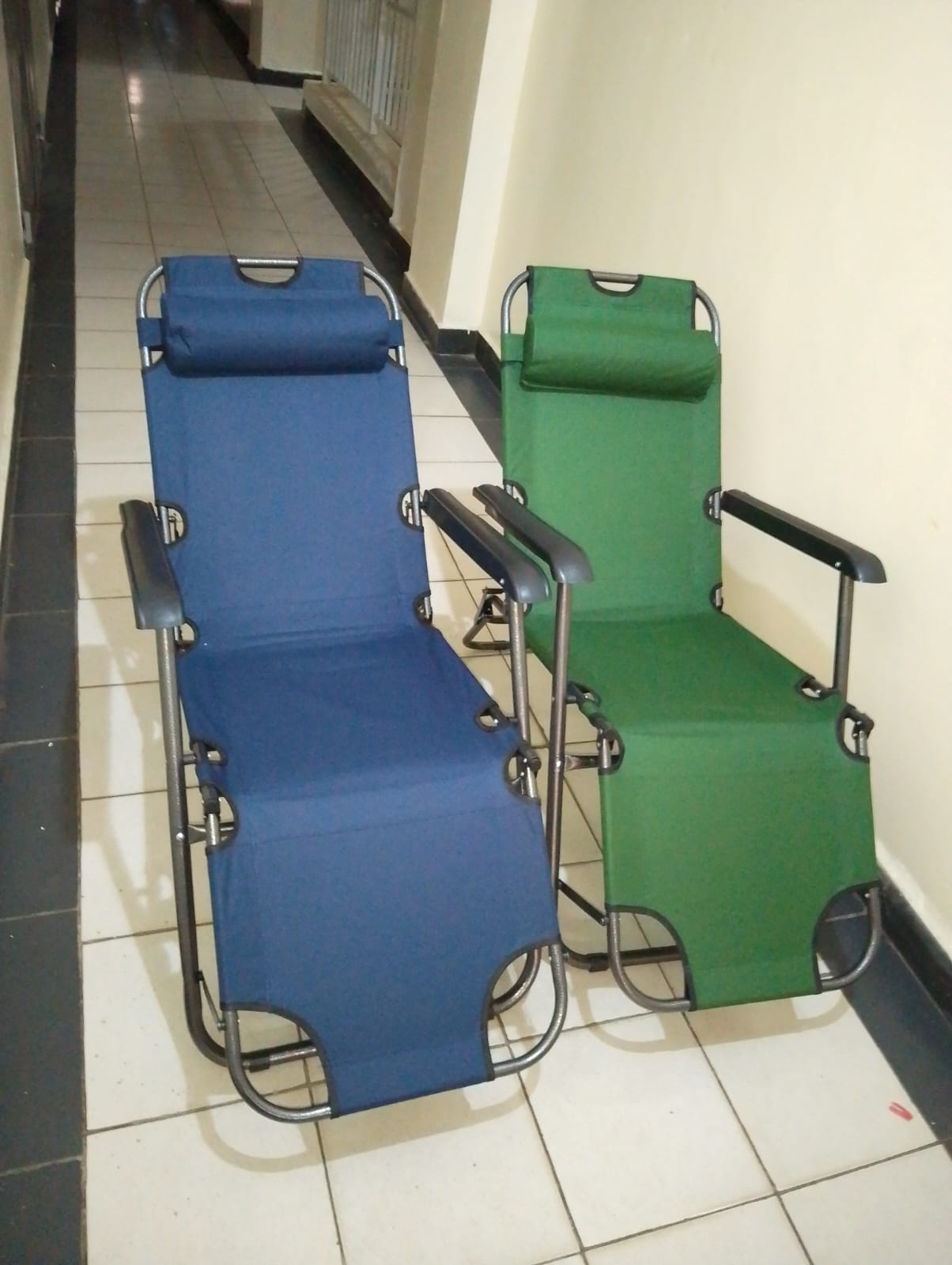 Folding sun lounger chairs