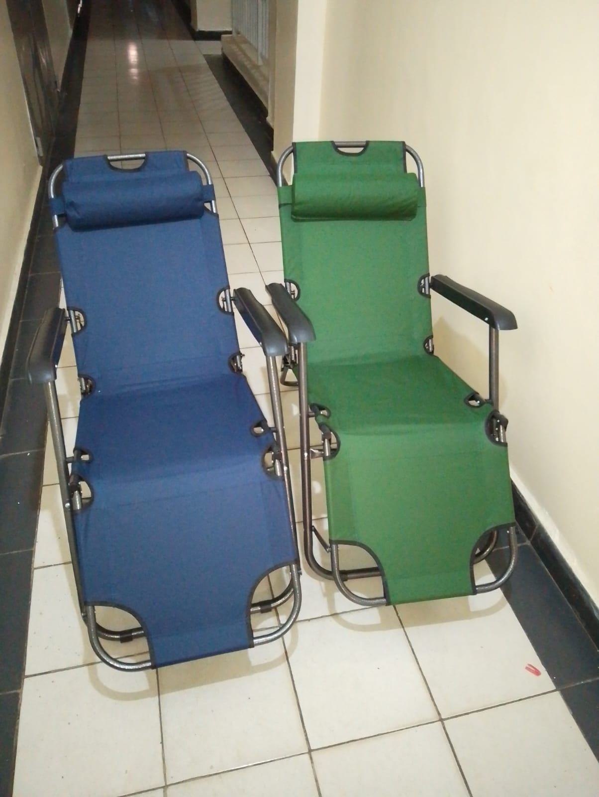 Folding sun lounger chairs