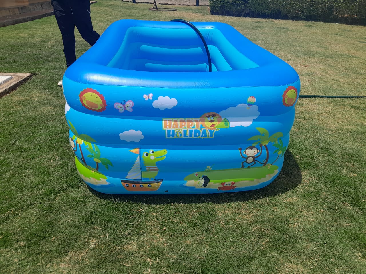 Inflatable swimming pool