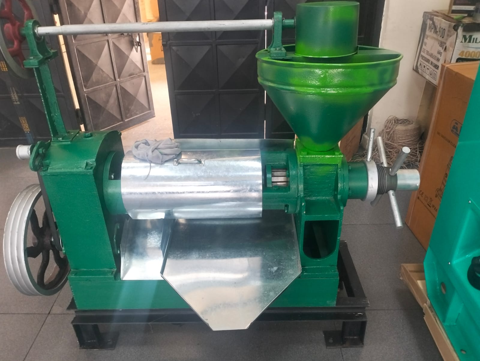 Mop 100 Screw Oilpress machine.