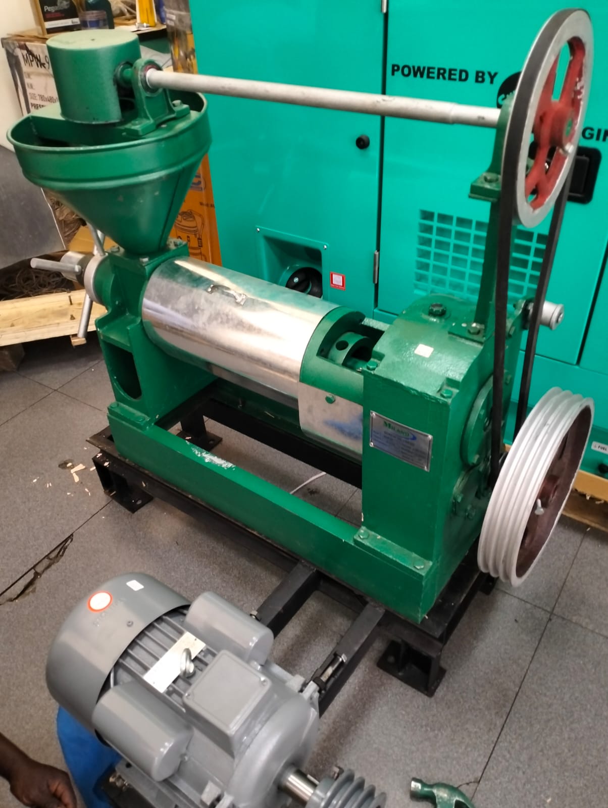 Mop 100 Screw Oilpress machine.