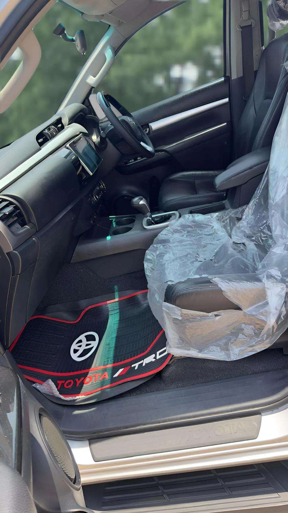 HILUX DOUBAL CABIN