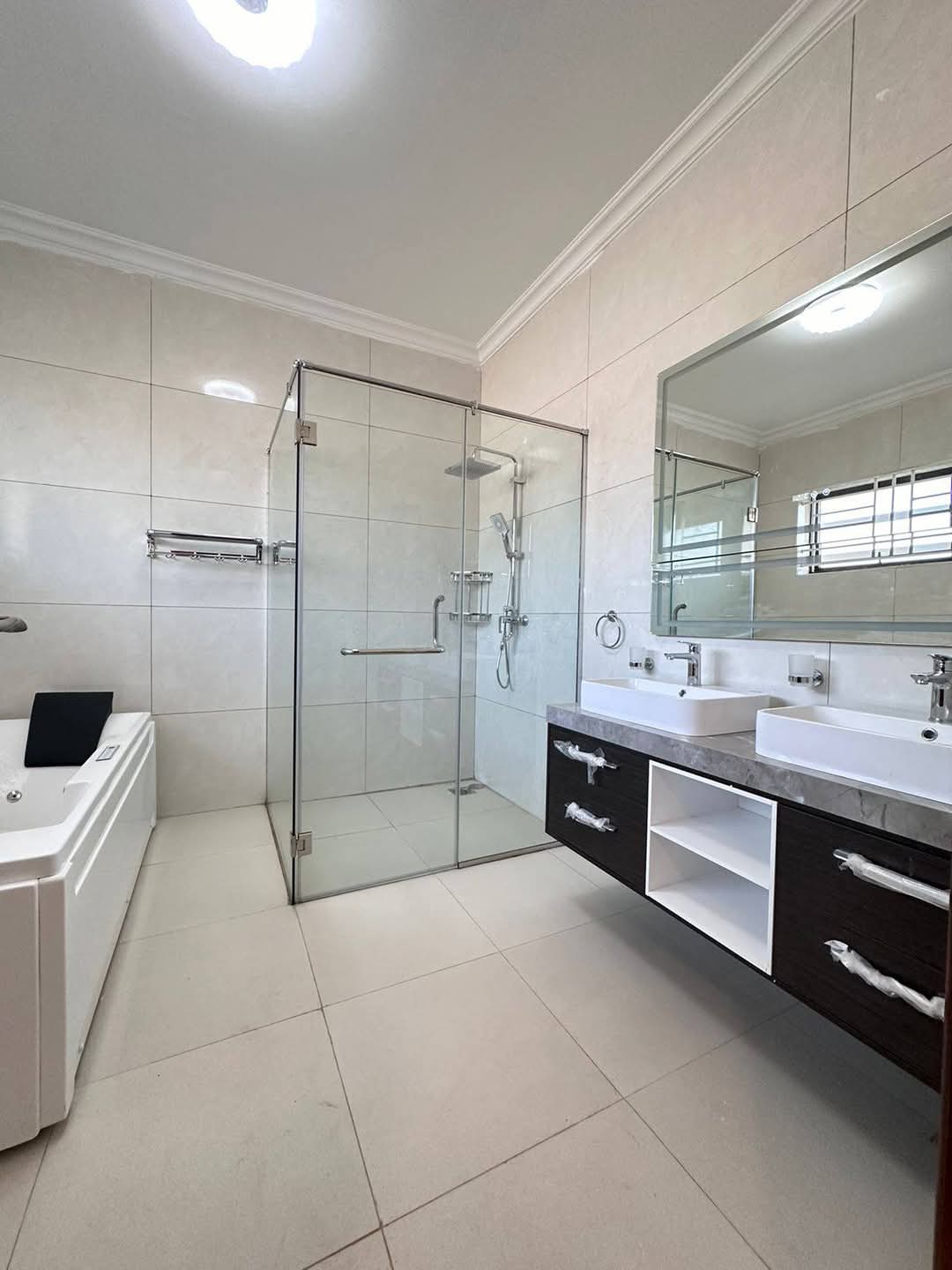 Modern 4 bedroom to let