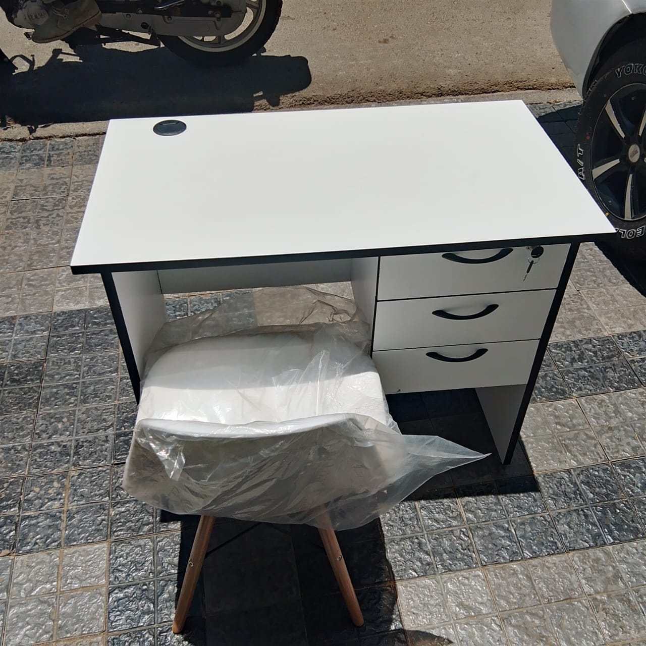 0.9 meters office desk