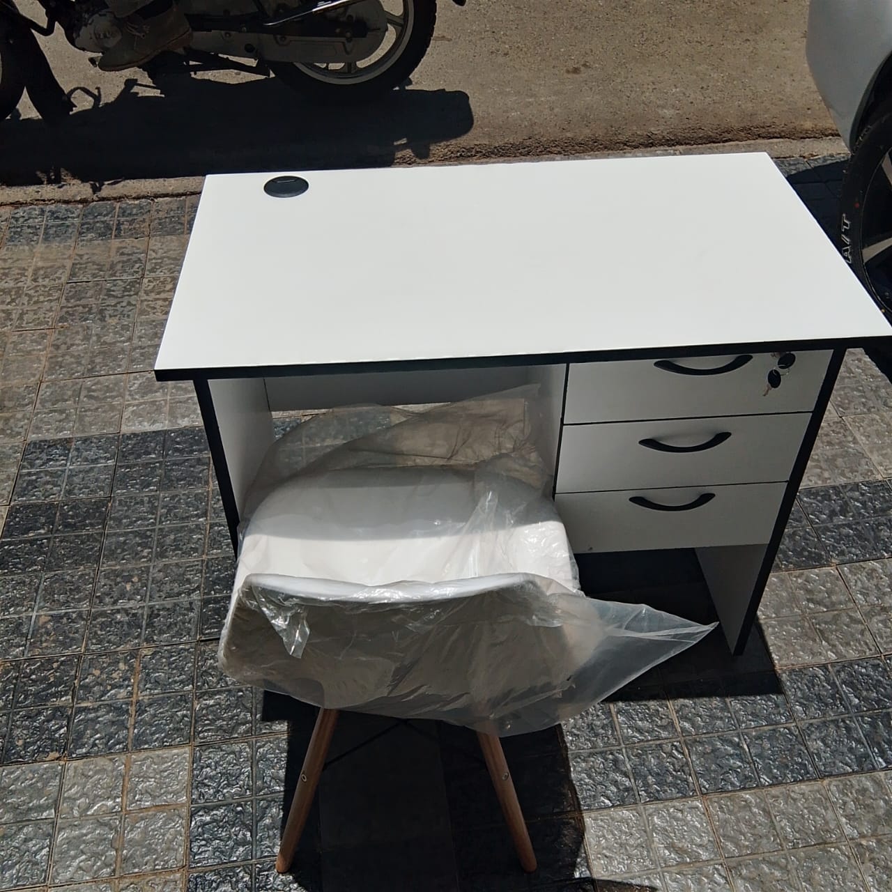 0.9 meters office desk