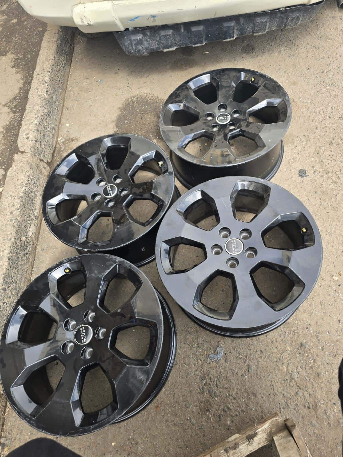 Ex UK Range Rover sports size 20 rims