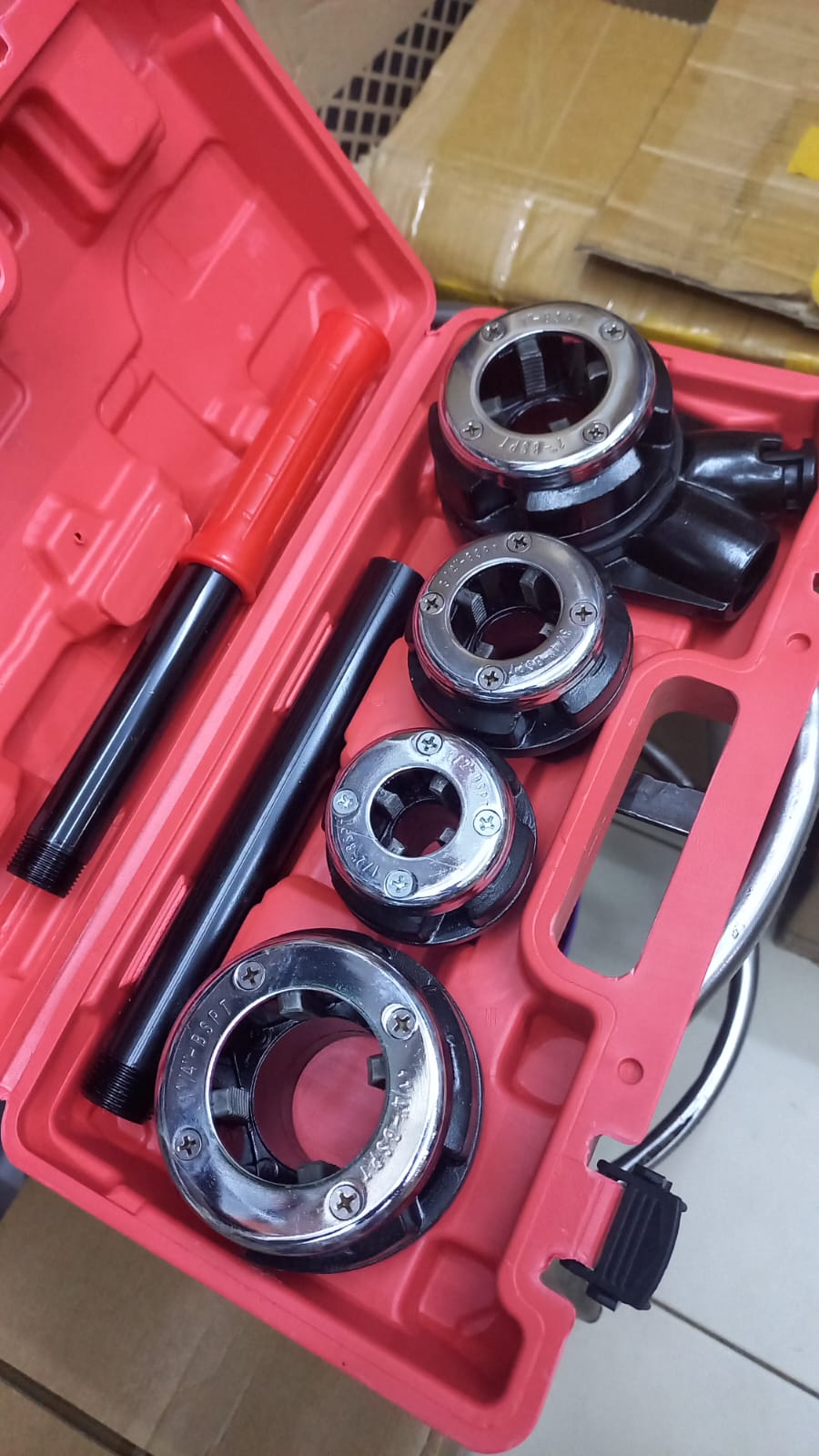 Manual pipe threading machine