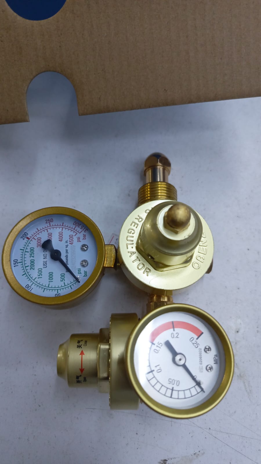 Male argon regulators