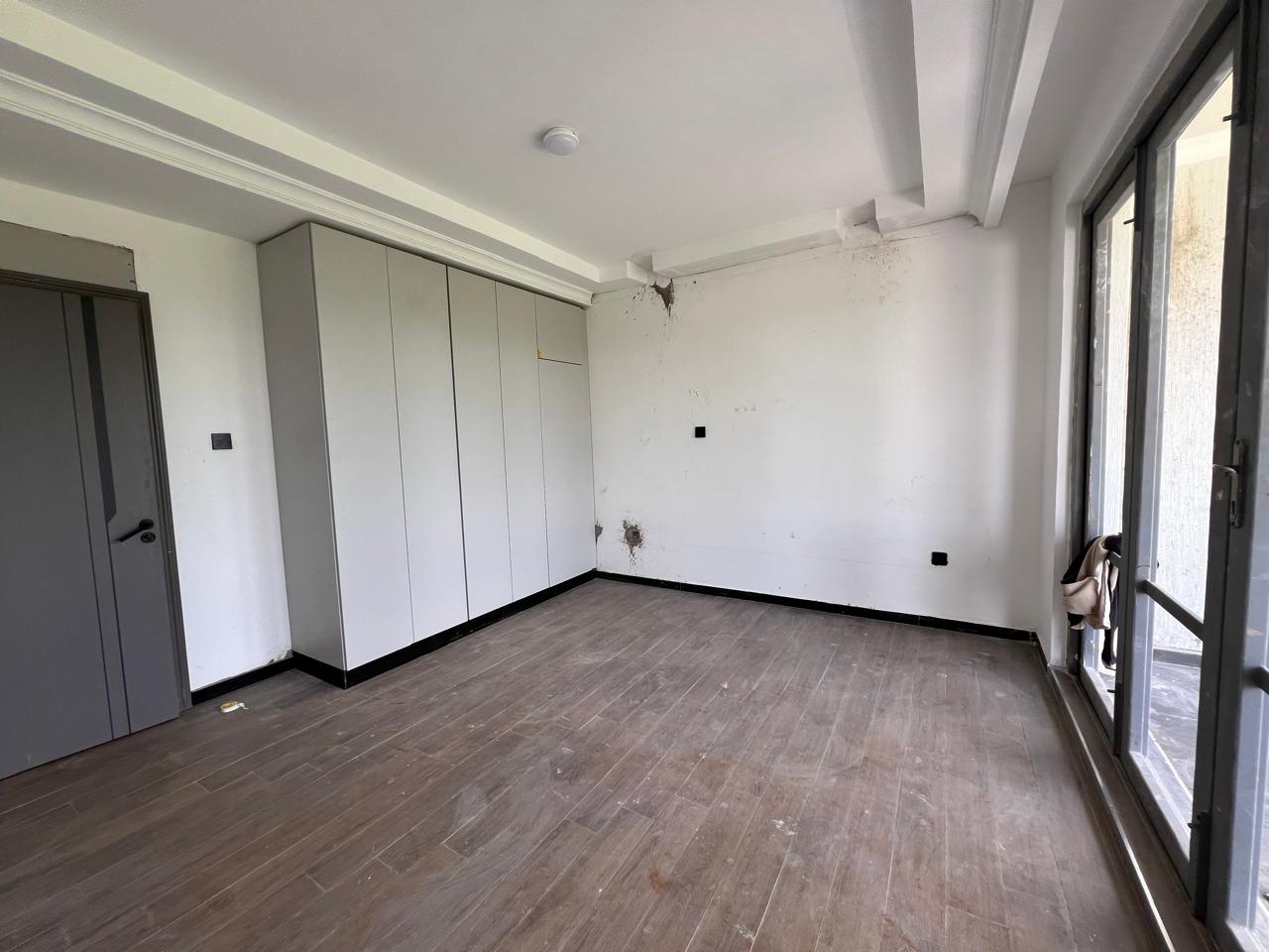 Modern 5 bedroom mansion