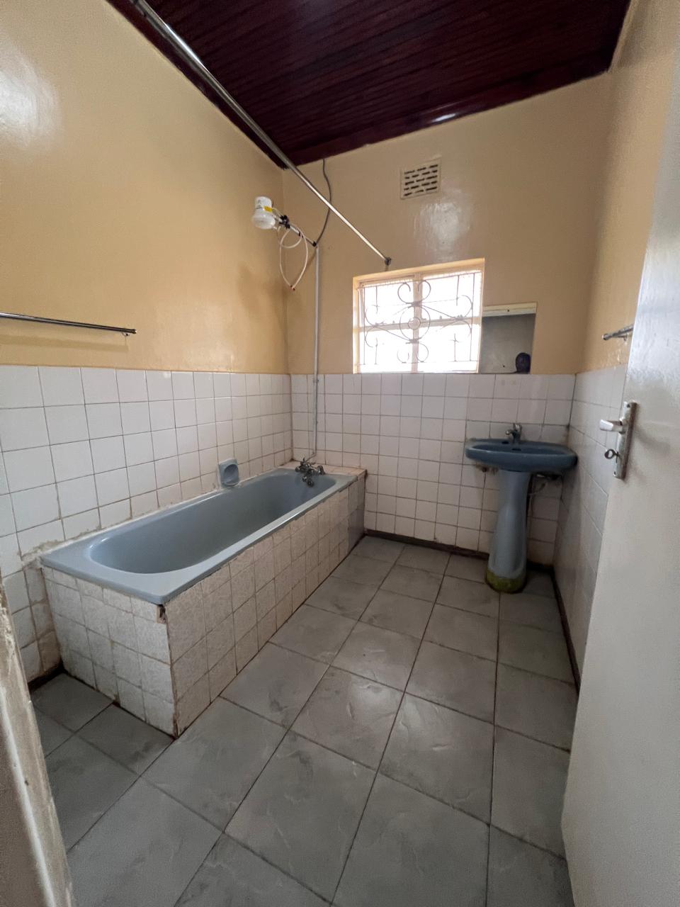 5 bedroom bungalow for rent