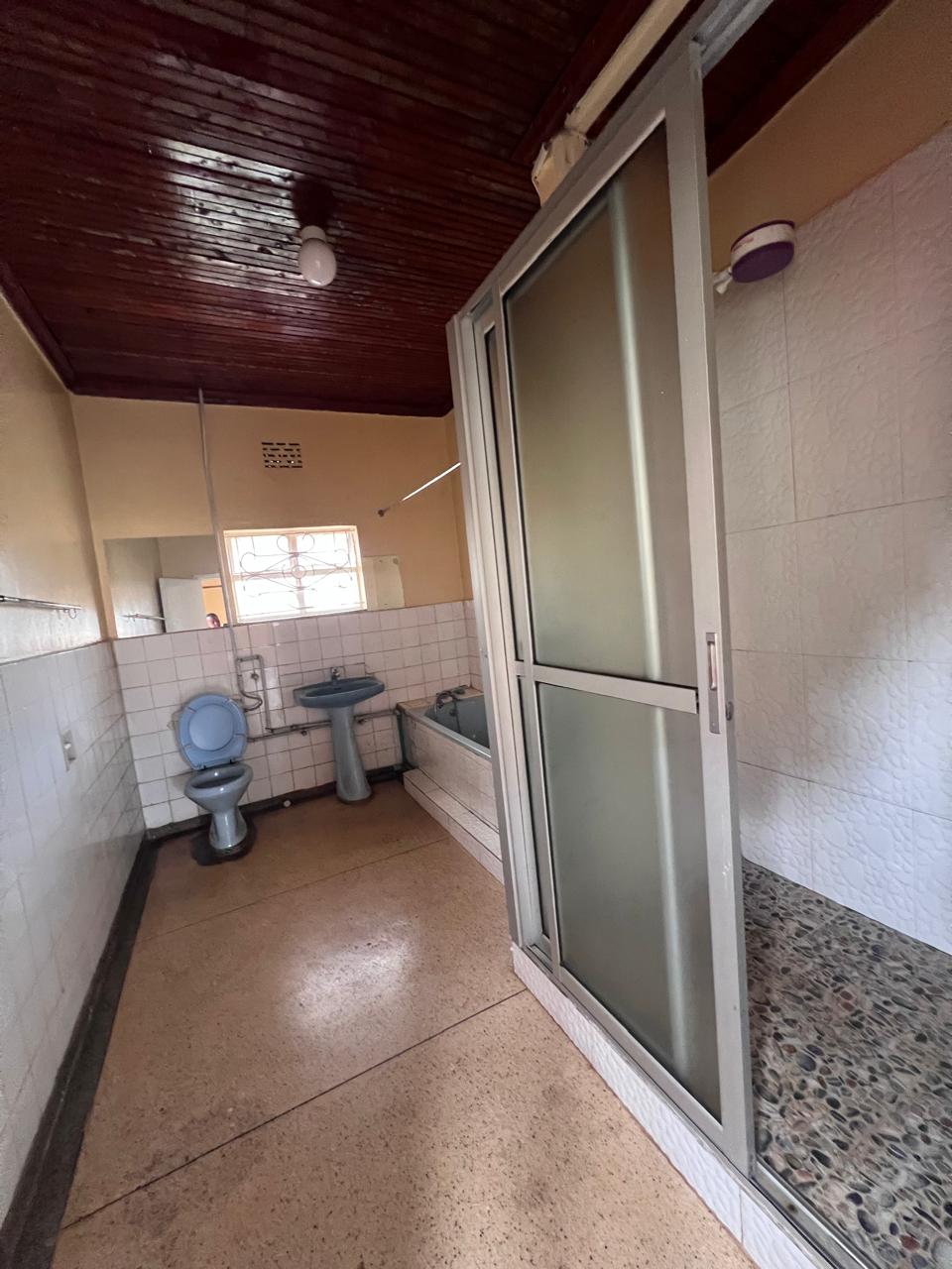 5 bedroom bungalow for rent