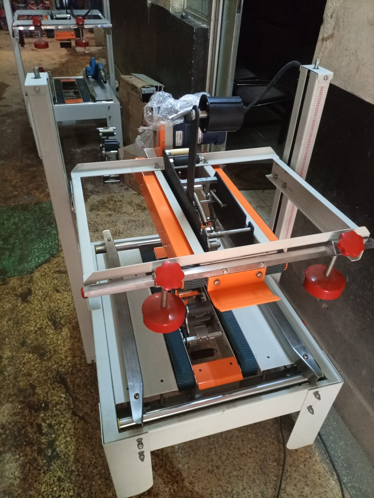 Tape dispenser machine