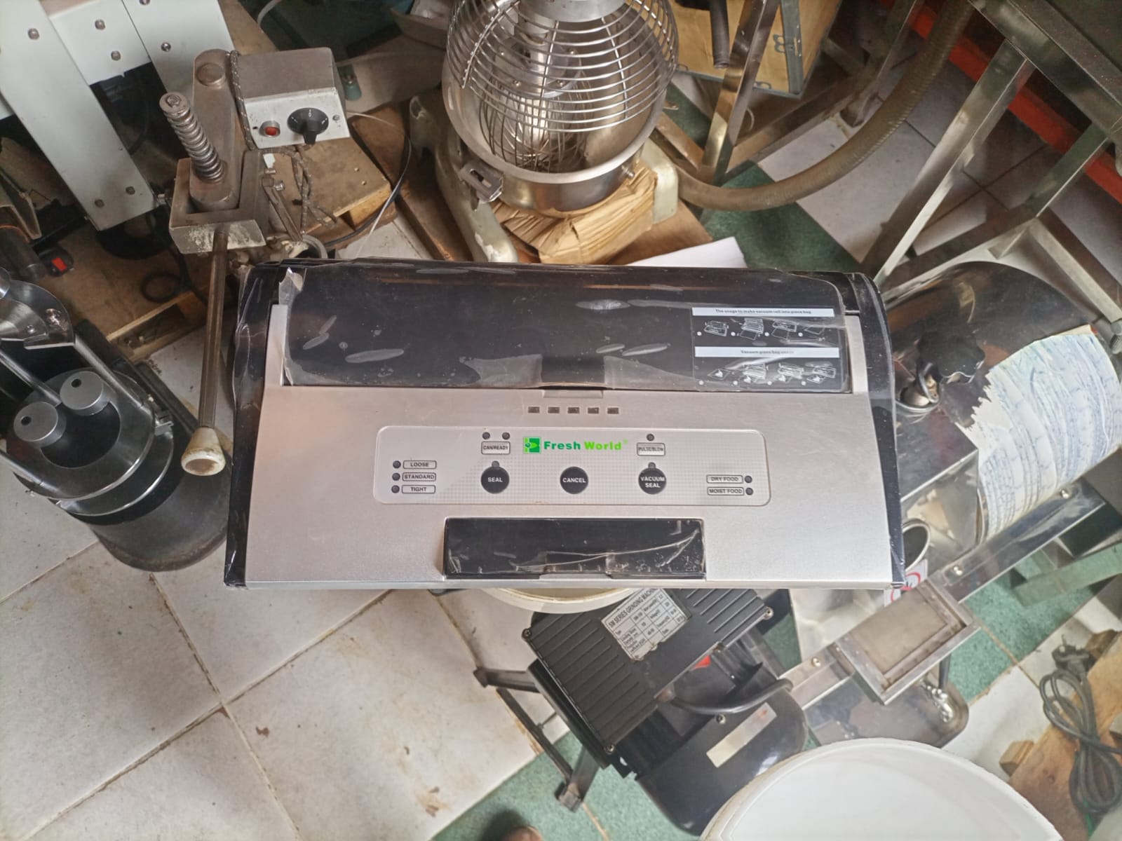 Vacuum packaging machine