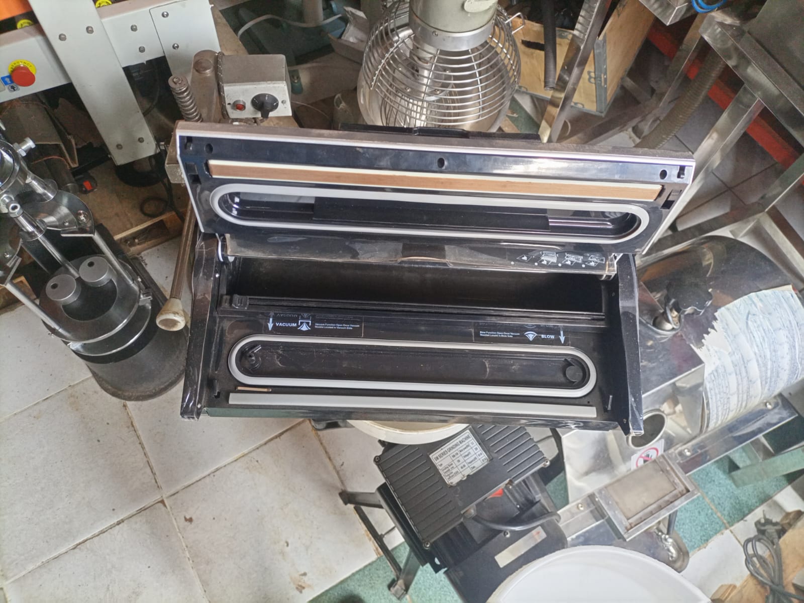 Vacuum packaging machine