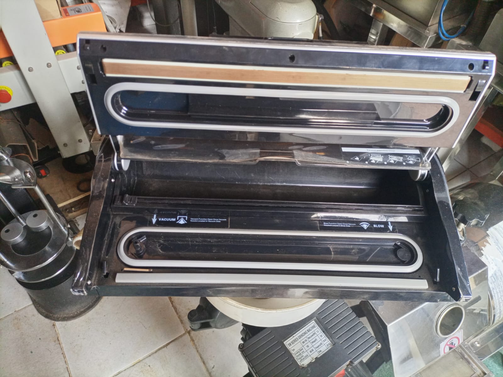 Vacuum packaging machine