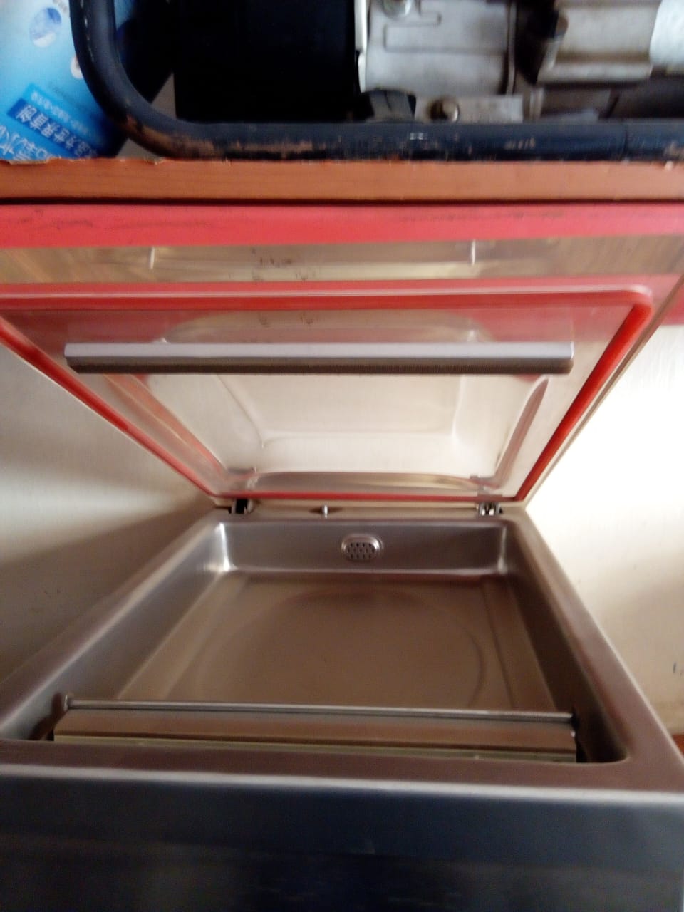 Vacuum packing machine