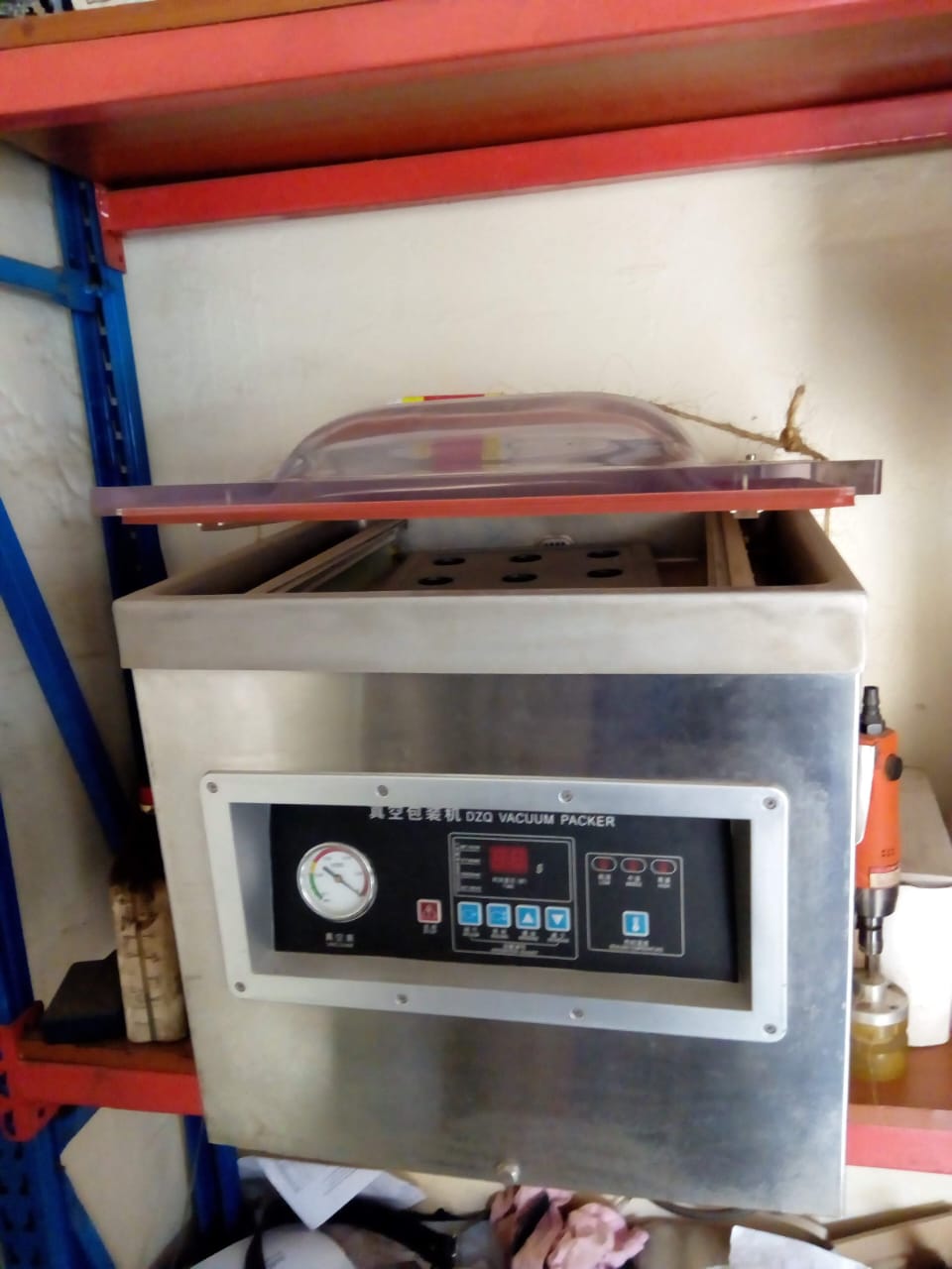 Vacuum packing machine