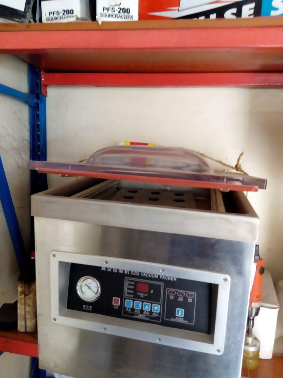 Vacuum packing machine