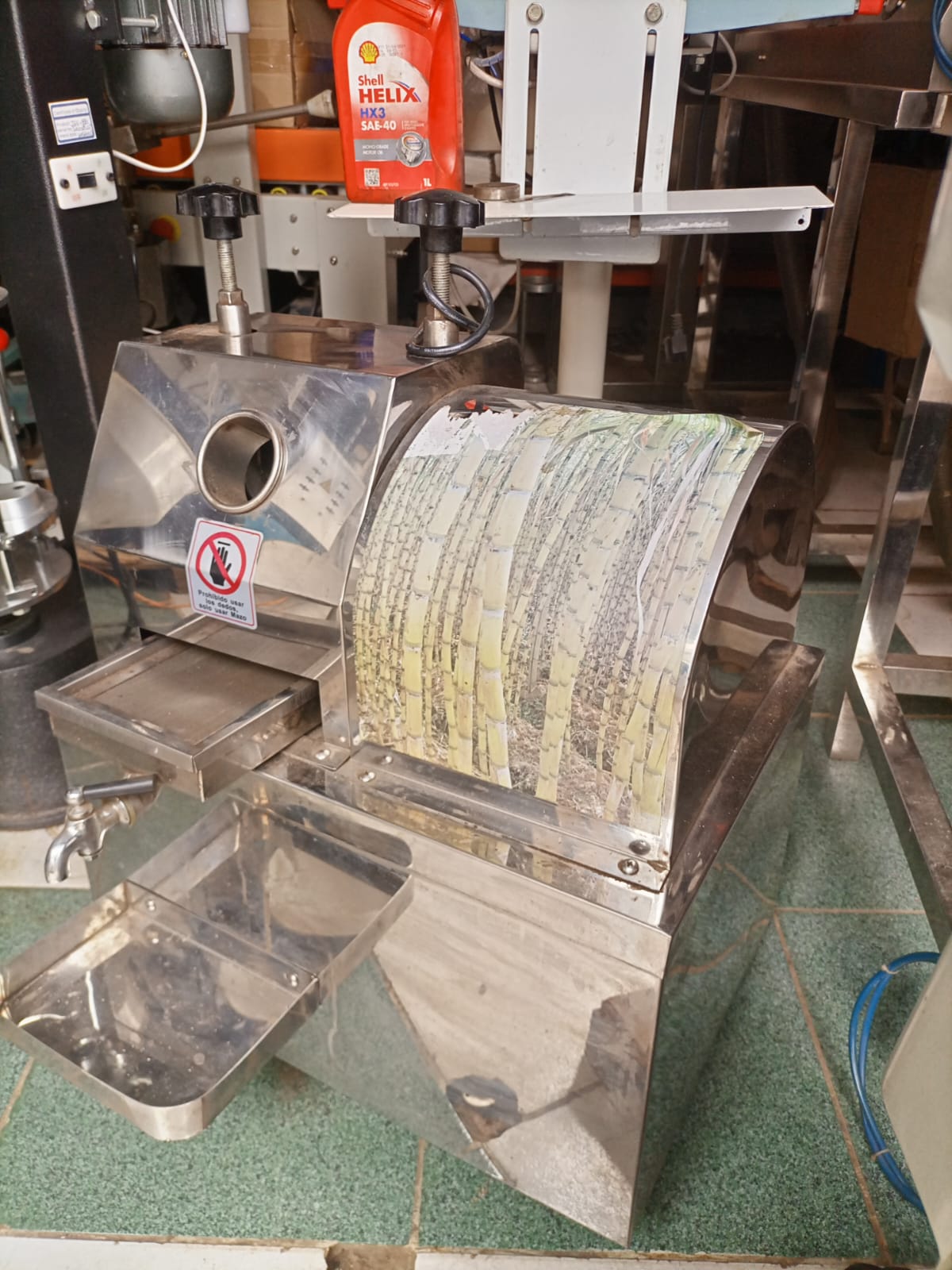 Commercial electric sugarcane juicer