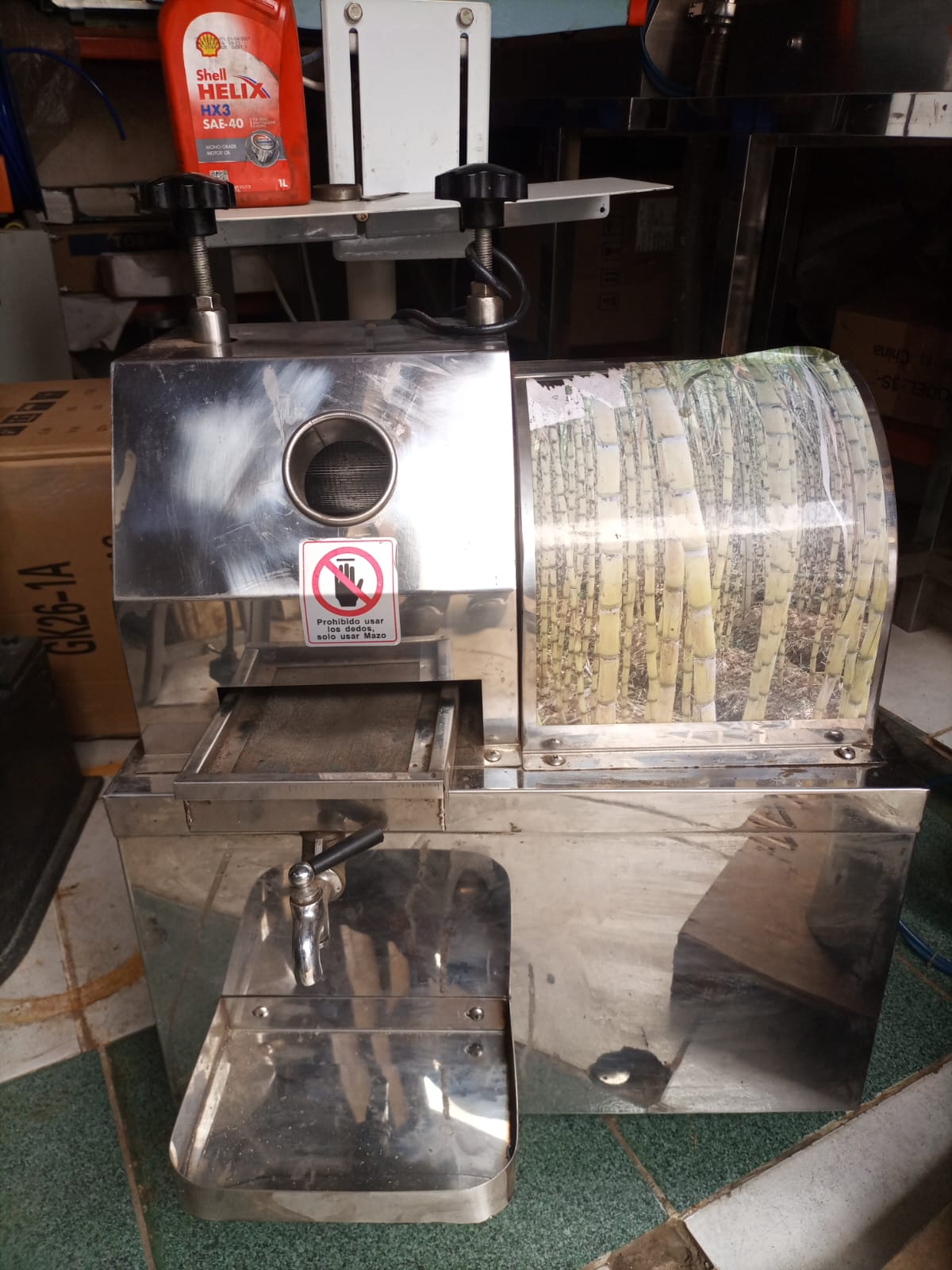 Commercial electric sugarcane juicer