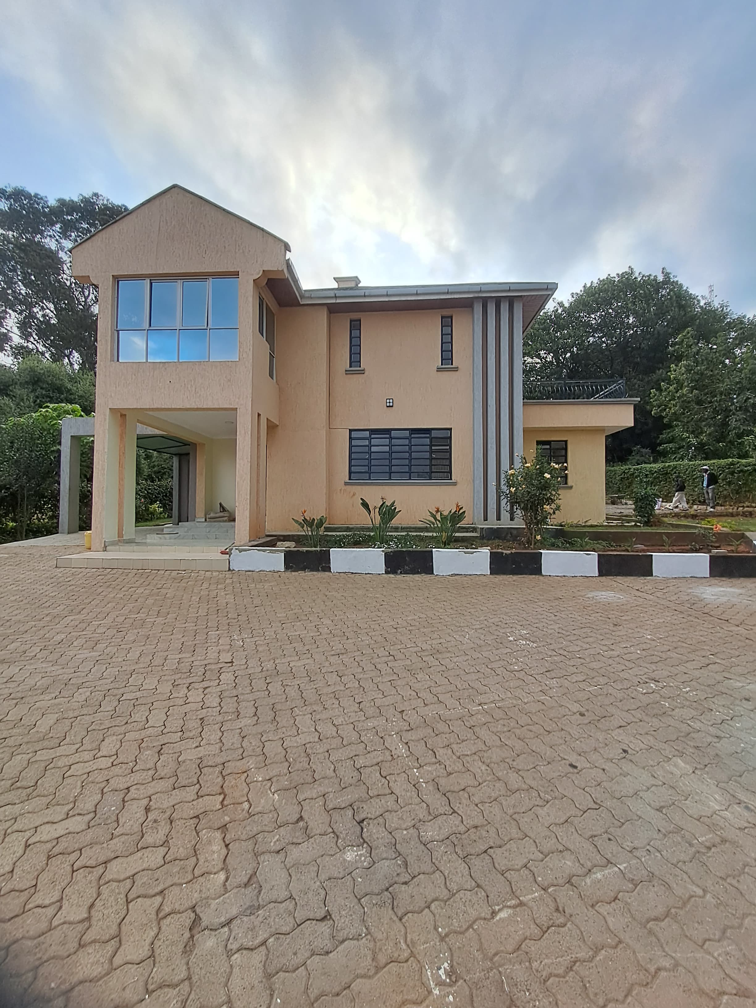 4 bedroom gated community mansion for rent