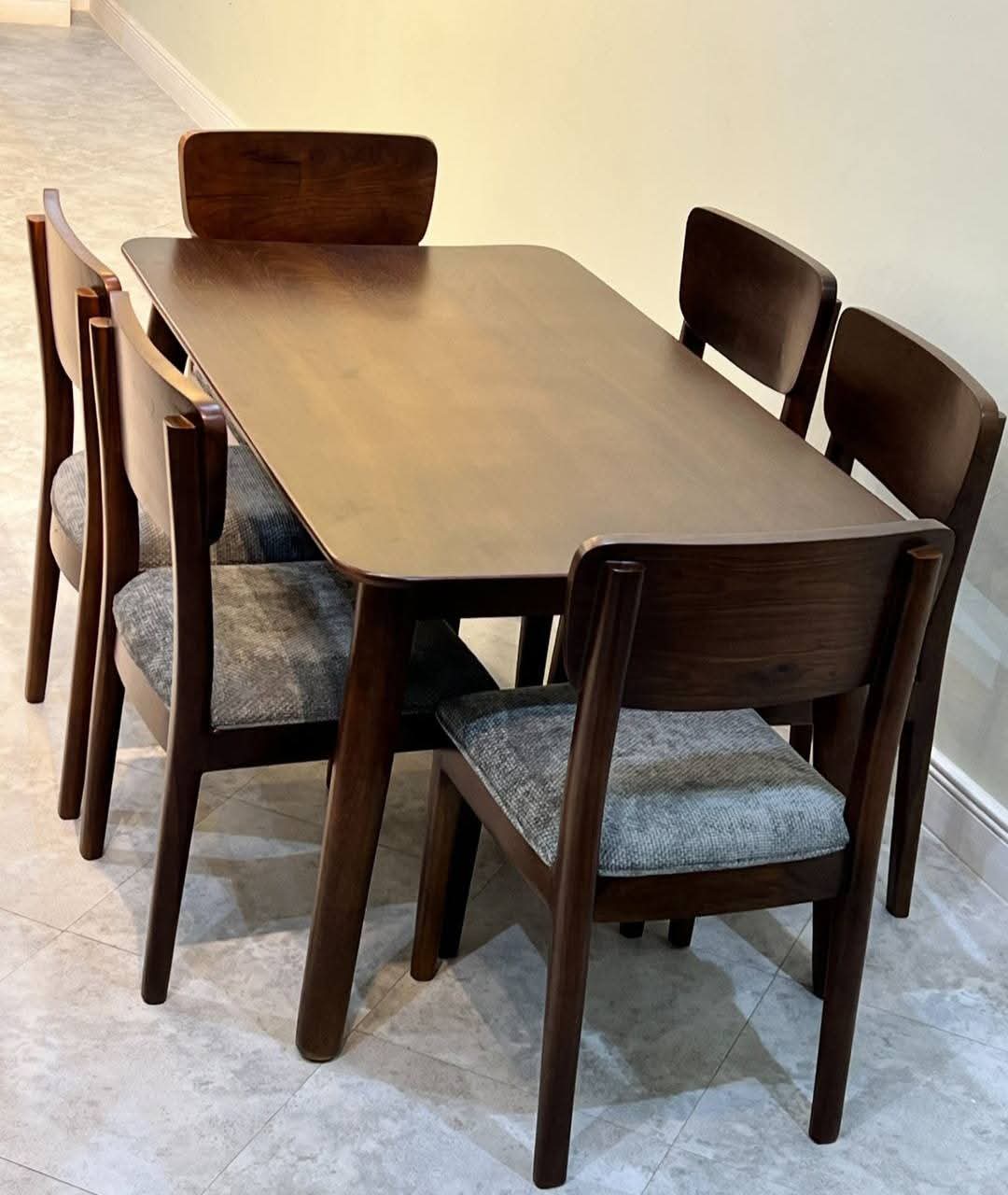 🍽️ Stylish 6-Seater Mahogany Dining Set – KSh 70,000