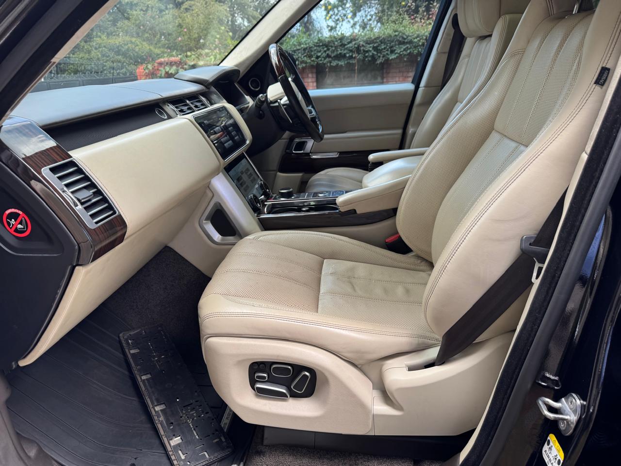 2016 Range Rover – 3.0L Diesel, 7-Seater, Fully Loaded, Panoramic Sunroof