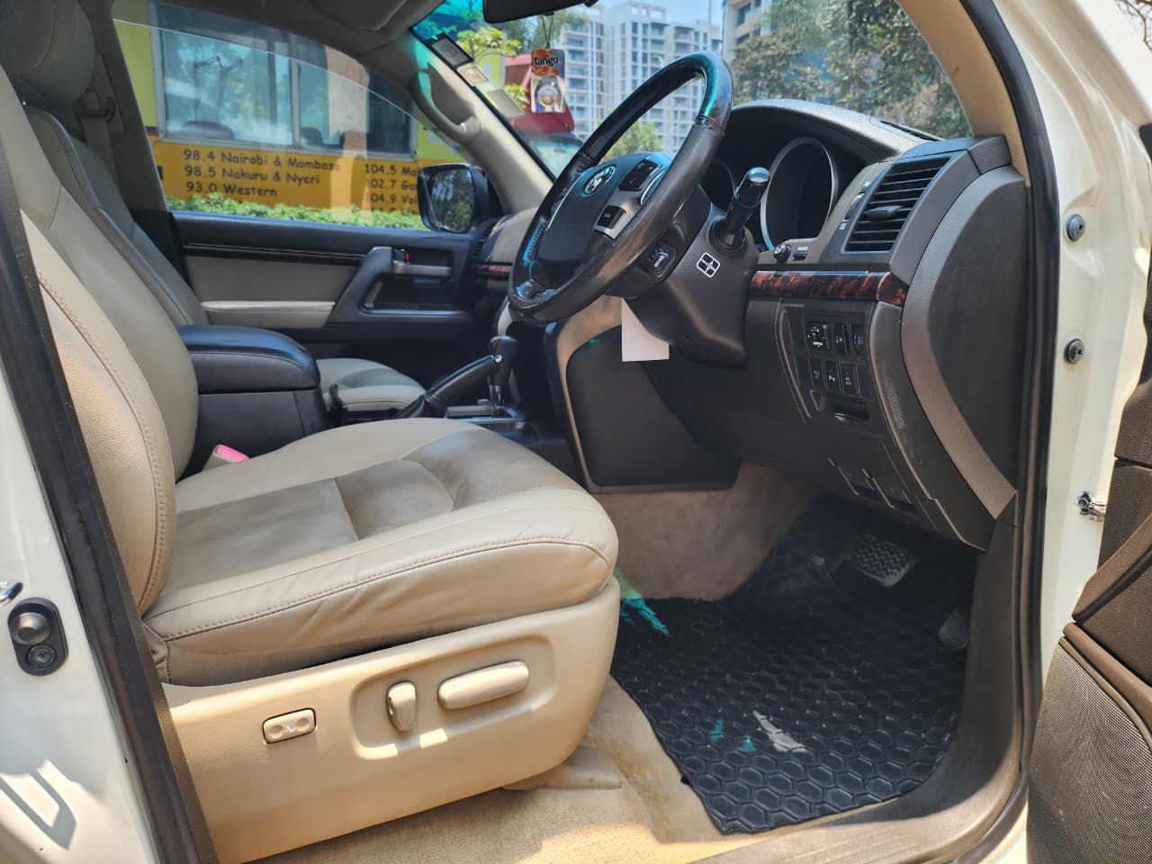 Toyota Land Cruiser V8 – 2011 | 4600cc Petrol | Full Spec | KES 4.35M (Negotiable)