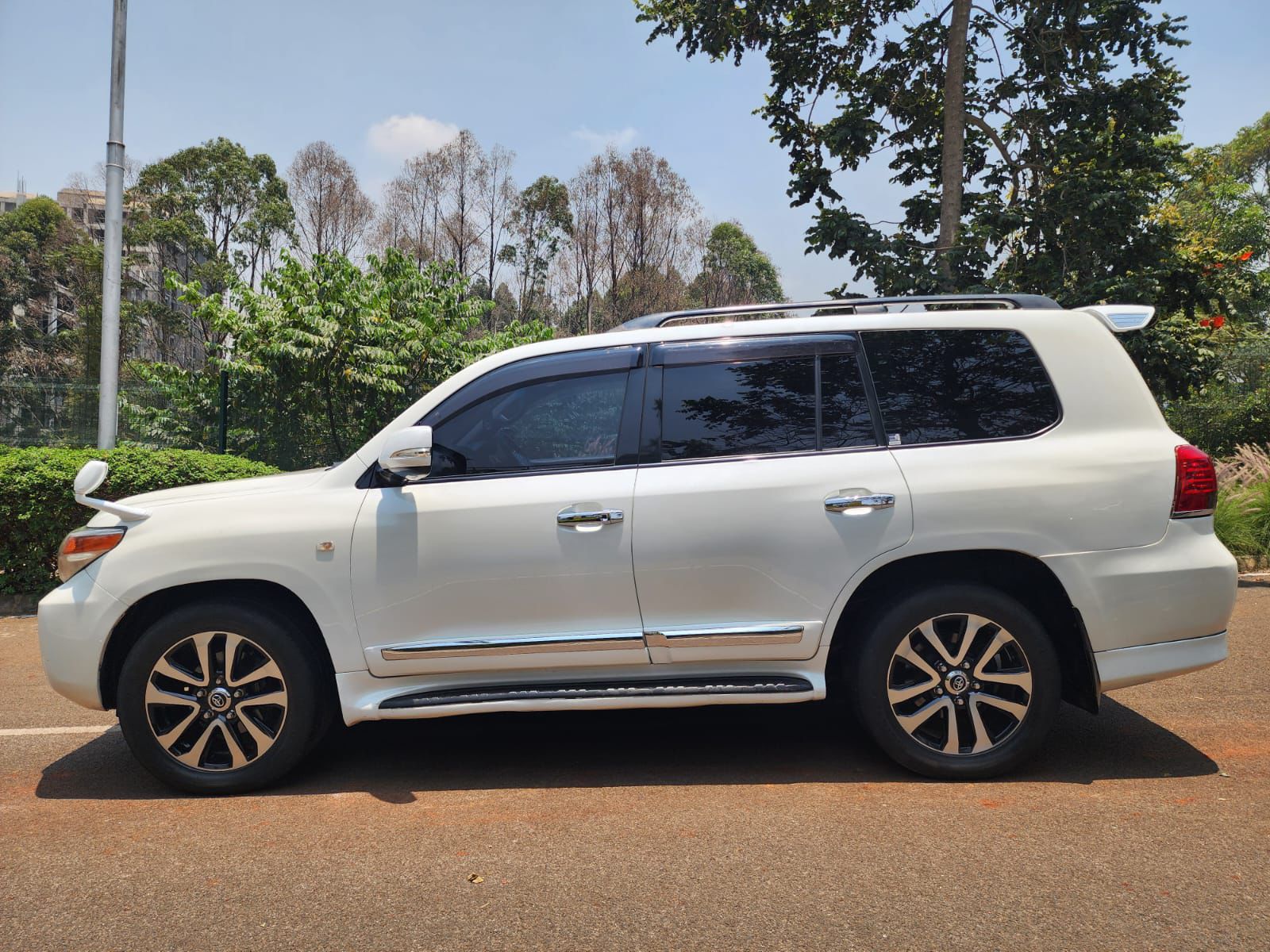 Toyota Land Cruiser V8 – 2011 | 4600cc Petrol | Full Spec | KES 4.35M (Negotiable)