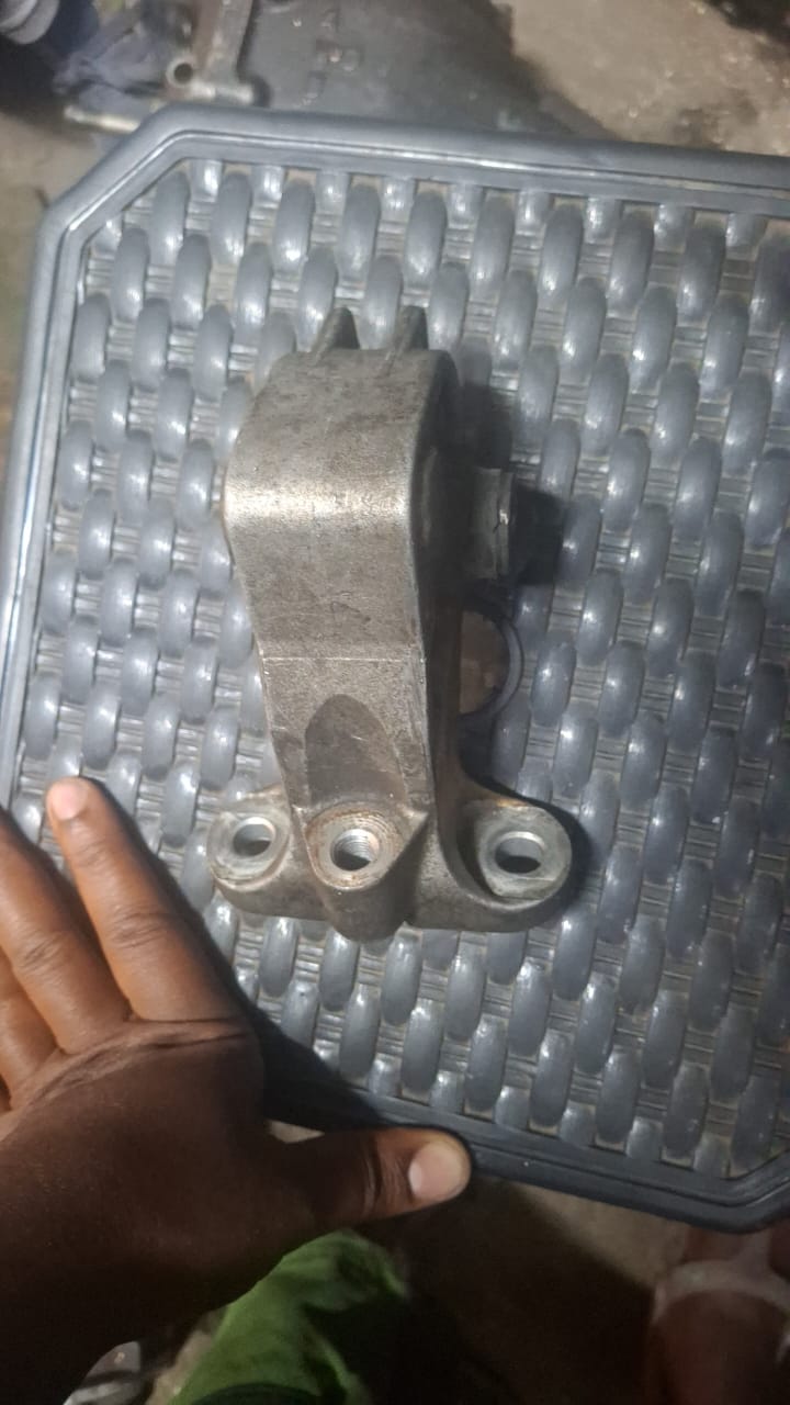 Subaru legacy BR9 front engine mount
