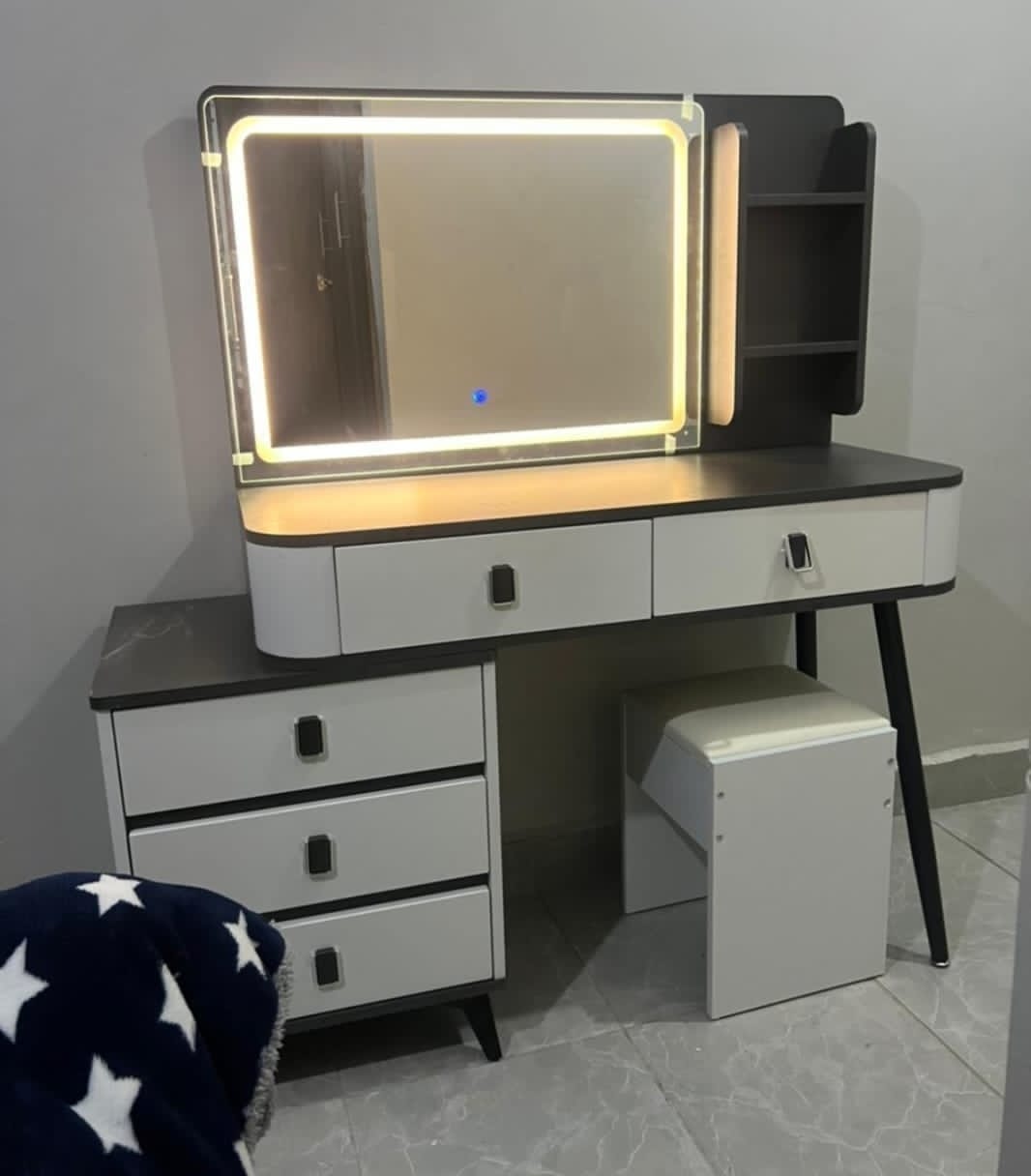 🪞 Dressing Mirror – KSh 30,000