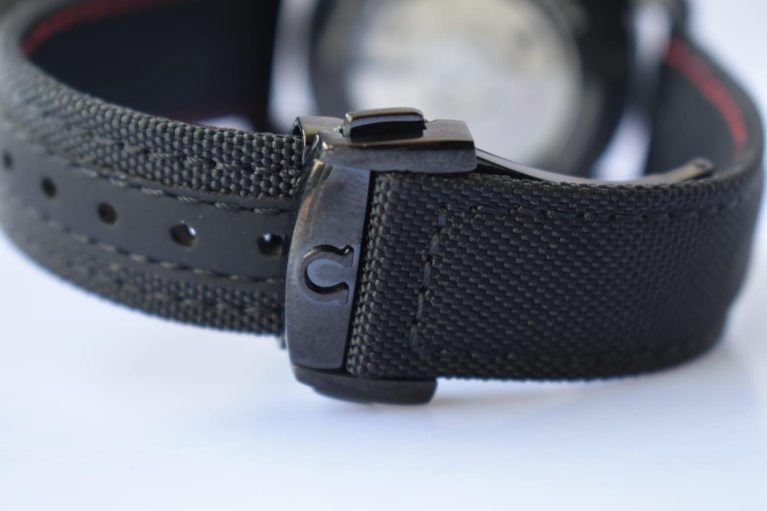 Omega speedmaster strap design