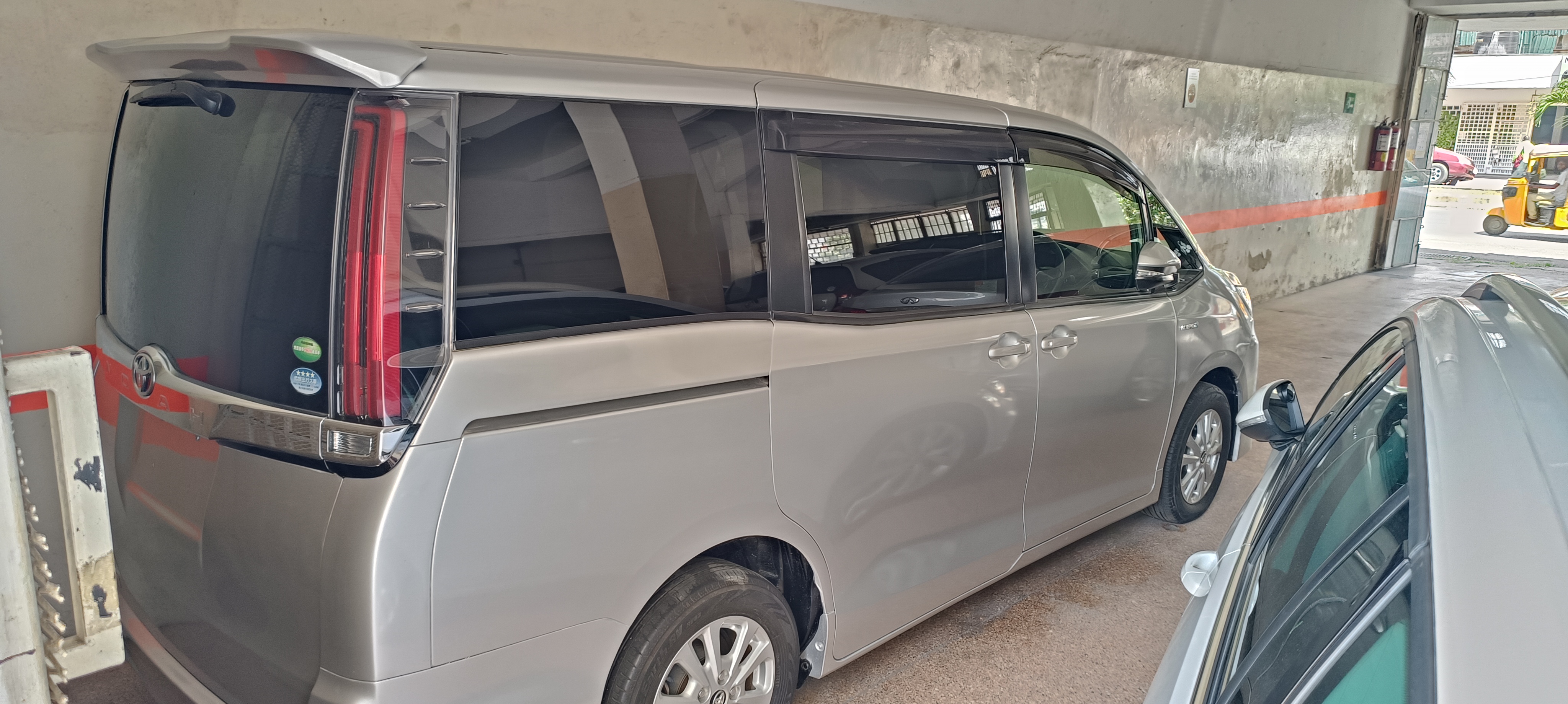 Toyota Noah Hybrid Silver 2018