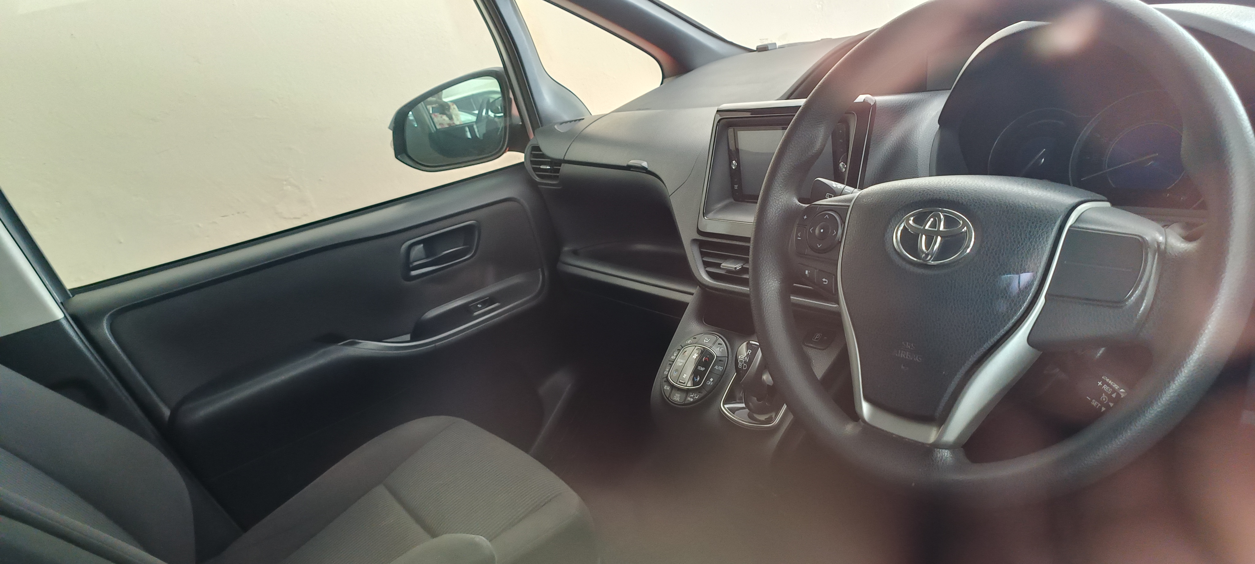 Toyota Noah Hybrid Silver 2018