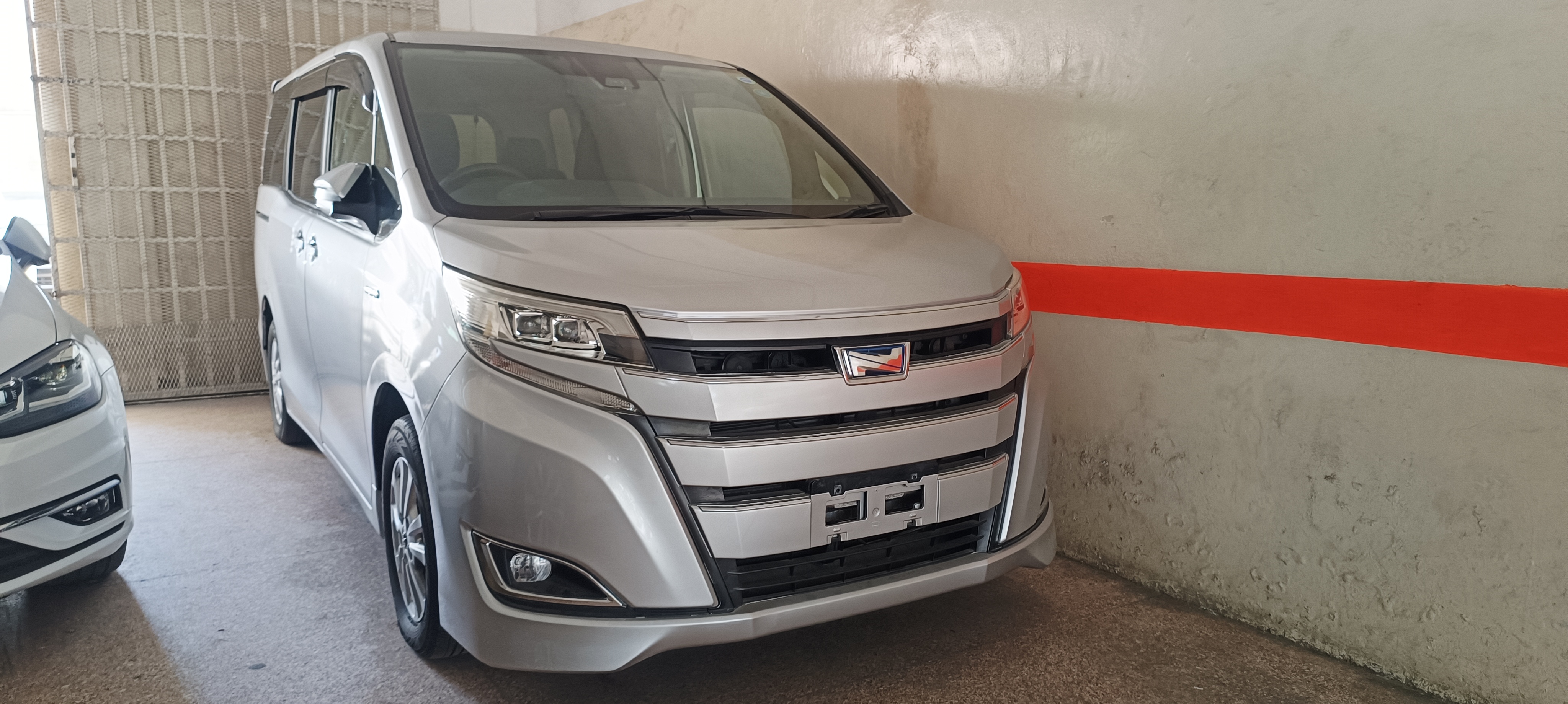 Toyota Noah Hybrid Silver 2018