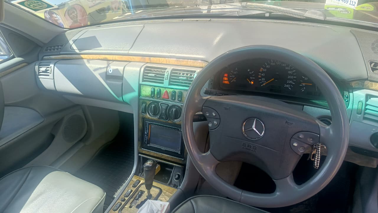 2000 Mercedes Benz E280 (W210)