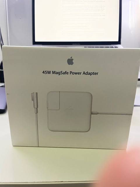 MacBook 45 watt magsafe 2 power adapter